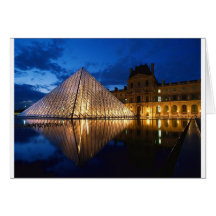 Pyramide dans le musée de Louvre, Paris, France Cartes