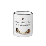 Quand un enfant est né, est ainsi un grand-père tasse à café