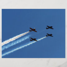 quatre avions volants avec le ciel bleu de traînée prospectus personnalisés
