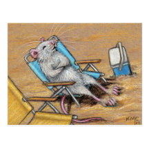 Rat détendant sur la carte postale de plage