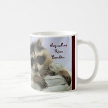 Raton laveur mignon de bandit, volant votre tasse 