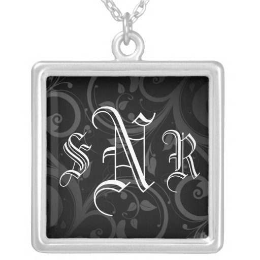 Remous noir avec le pendentif initial du monogramm