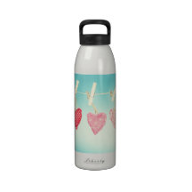 Rétros coeurs d'amour sur une ligne de lavage bout