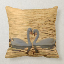 Réunion de couples de cygne à la photographie de c coussin