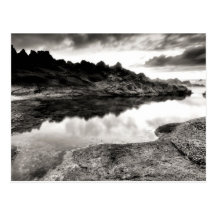 Rivière noire et blanche par la roche cartes postales