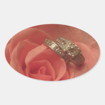 Rose de rose avec des anneaux de mariage adhésifs