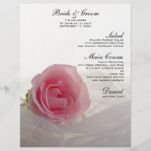 Rose de rose sur le menu blanc de mariage tract
