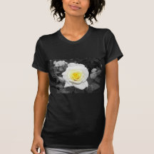 Rose noir et blanc avec focal jaune t-shirts