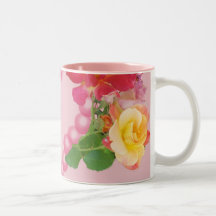 roses et perles et tasse de pétales