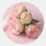 roses pâles sur de petits autocollants de remous r