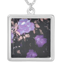 Roses pourpres (collier de charme)