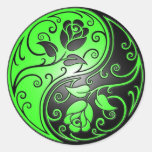 Roses, vert et noir de Yin Yang Adhésif Rond