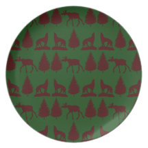 Rouge foncé vert rustique d'orignaux de pins sauva assiette pour soirée