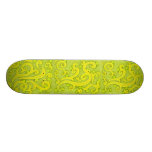 Rouleaux de vert et d'or plateau de skateboard