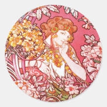 Roux parmi des fleurs, Alphonse Mucha Autocollant Rond