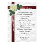 Ruban de rose blanc et de rouge d'invitation du bo