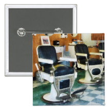 Salon de coiffure faisant le coin pin's avec agrafe
