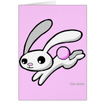 Sautent à cloche-pied le lapin avec la carte de vo