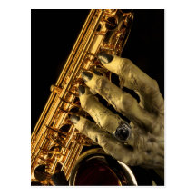 Saxophone avec la main de monstre carte postale