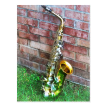 Saxophone contre la brique carte postale
