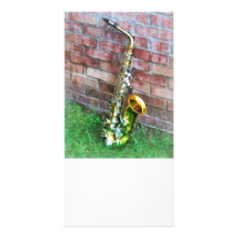 Saxophone contre la brique modèle pour photocarte
