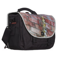 Saxophone contre la brique sac ordinateur portable