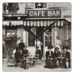Scène française de rue de barre de café avec des n pendules