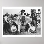 Sept cow-girls de rodéo posant en plaisantant avec posters