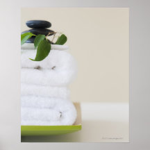 Serviettes et pierres blanches de spa affiches