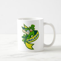 Shamrock irlandais de chapeau de lutin de joueur d mug à café