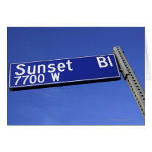 Signe de boulevard de coucher du soleil contre un  carte