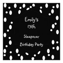 Sleepover d'anniversaire de taches noires de blanc invitations