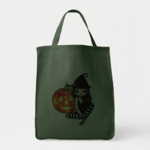 Sorcière mignonne avec le citrouille sac