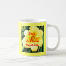 Sourire. Regardez sur les tasses de bon côté