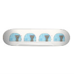 Souris conduisant une voiture plateau de skateboard