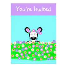 Souris de champ dans un domaine d'invitation de fl