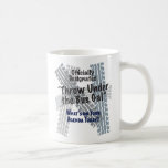 Sous la tasse blanche classique d'autobus