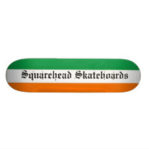 Squarehead fait de la planche à roulettes plate-fo
