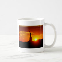 Statue de la liberté au coucher du soleil mug à café