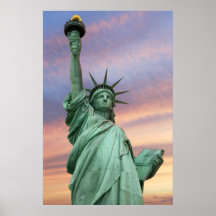 statue de la liberté sous le ciel vif posters