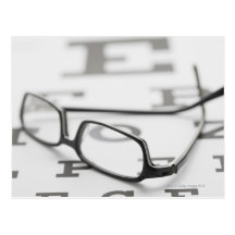 Studio tiré des lunettes sur le diagramme d'oeil cartes postales