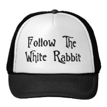 Suivez le lapin blanc casquette de camionneur