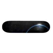 Sun bleu se levant sur la planche à roulettes d'ho