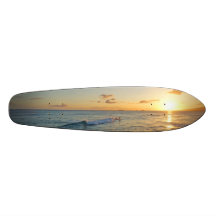 Surfer dans le coucher du soleil planches à roulettes customisées