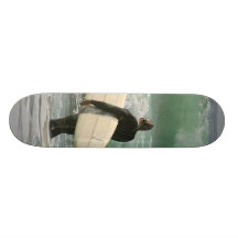 Surfers surfant le sport plateaux de skateboards