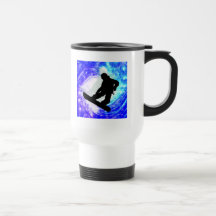 Surfeur dans le blanc dehors tasse à café