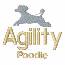 T-shirt brodé par caniche d'agilité