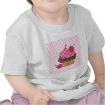 T-shirt de petit gâteau de fraise et de chocolat