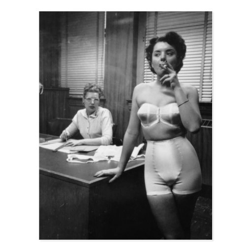 Tabagisme modèle de lingerie dans un bureau carte postale
