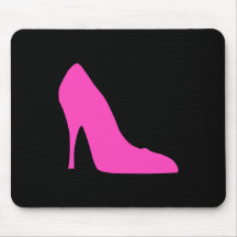 Talon rose sur le noir tapis de souris